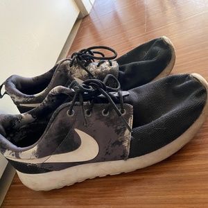 Women's Nike Roche Size 8